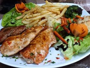 Mix grill porc-pui-vită 70 gr. pui, 80gr. porc, 50 gr. vită