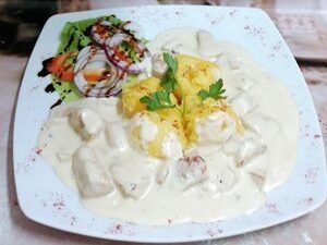 Ciulama de pui cu mămăliguță 350gr.