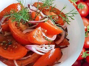 Salată de roşii cu ceapă  200gr.