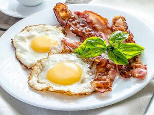 Ouă ochiuri cu bacon  200gr.
