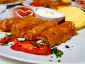 Sarmăluțe de porc 4 buc cu mămăliguță, smântână și ardei. 350gr.
