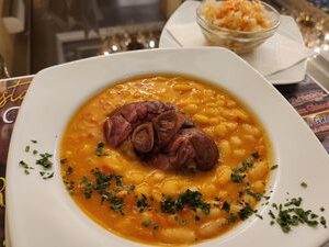 Iahnie de fasole cu felie ciolan de porc.